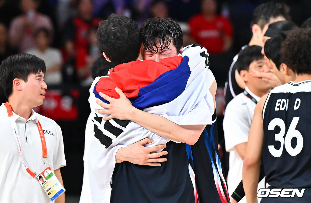 20일 일본 나고야 아이치 인터내셔널 아레나에서 2026 아이치·나고야 아시안게임 남자 농구 결승전 대한민국과 일본의 경기가 진행됐다. 한국은 이현중의 활약으로 아시안게임 조별리그에서 일본을 100-83으로 꺾으며 최근 한일전 3연패를 피하고 설욕에 성공했다. 결승에서도 일본을 꺾으면 마줄스 감독은 한일전 통산 전적을 3승 3패로 맞추며, 한국은 64년 만에 결승에 오른 일본을 상대로 금메달을 노린다.금.  2026.09.20 / soul1014@osen.co.k대한민국 남자농구대표팀이 개최국 일본을 꺾고 12년 만에 아시아 정상으로 돌아왔다. 아시안게임 남자농구 역사상 처음 열린 결승 한일전의 승자는 한국이었다.니콜라스 마줄스 감독이 이끄는 한국은 20일 일본 나고야 IG 아레나에서 열린 2026 아이치·나고야 아시안게임 남자농구 결승에서 일본을 65-57로 제압했다.금메달 확정 후 이현중이 눈물을 보이고 있다.    2026.09.20 / soul1014@osen.co.kr