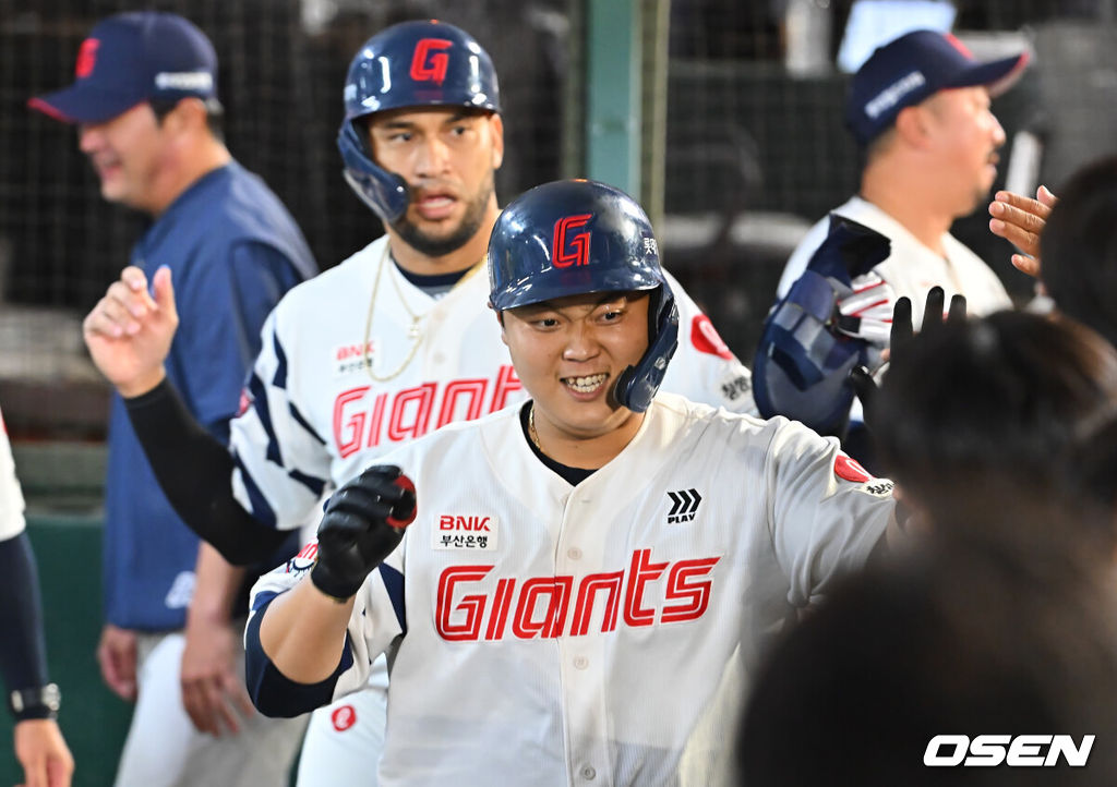 29일 부산 사직야구장에서 2026 신한 SOL KBO 리그 롯데 자이언츠와 키움 히어로즈의 경기가 열렸다. 홈팀 롯데는 박세웅이, 방문팀 키움은 전준표가 선발 출전했다.롯데 자이언츠 한동희가 4회말 무사 1루 우월 2점 홈런을 치고 하이파이브를 하고 있다. 2026.09.29 / foto0307@osen.co.kr