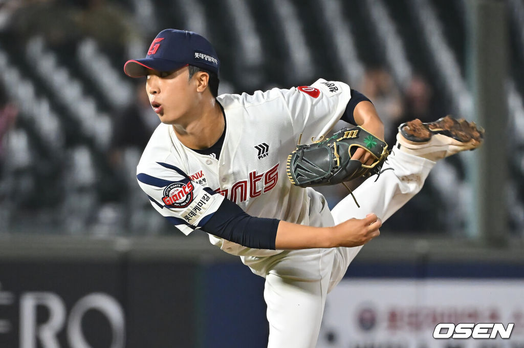 29일 부산 사직야구장에서 2026 신한 SOL KBO 리그 롯데 자이언츠와 키움 히어로즈의 경기가 열렸다. 홈팀 롯데는 박세웅이, 방문팀 키움은 전준표가 선발 출전했다.롯데 자이언츠 박정민이 역투하고 있다. 2026.09.29 / foto0307@osen.co.kr