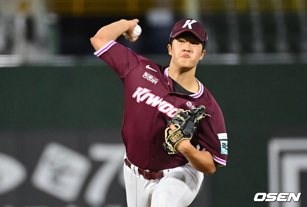 29일 부산 사직야구장에서 2026 신한 SOL KBO 리그 롯데 자이언츠와 키움 히어로즈의 경기가 열렸다. 홈팀 롯데는 박세웅이, 방문팀 키움은 전준표가 선발 출전했다.키움 히어로즈 선발 투수 전준표가 역투하고 있다. 2026.09.29 / foto0307@osen.co.kr