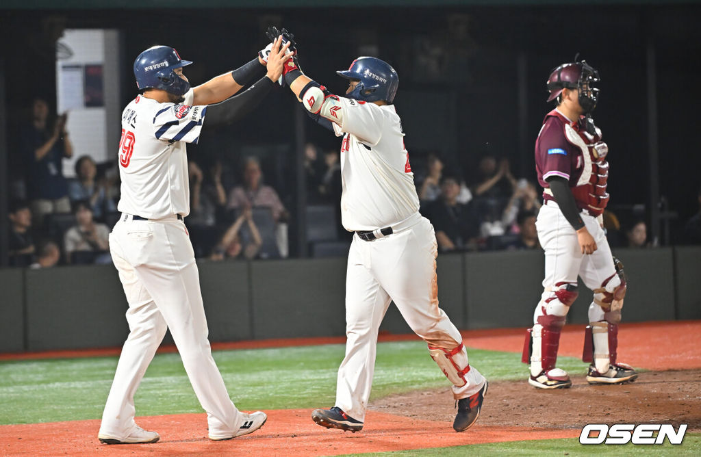 29일 부산 사직야구장에서 2026 신한 SOL KBO 리그 롯데 자이언츠와 키움 히어로즈의 경기가 열렸다. 홈팀 롯데는 박세웅이, 방문팀 키움은 전준표가 선발 출전했다.롯데 자이언츠 한동희가 4회말 무사 1루 우월 2점 홈런을 치고 하이파이브를 하고 있다. 2026.09.29 / foto0307@osen.co.kr