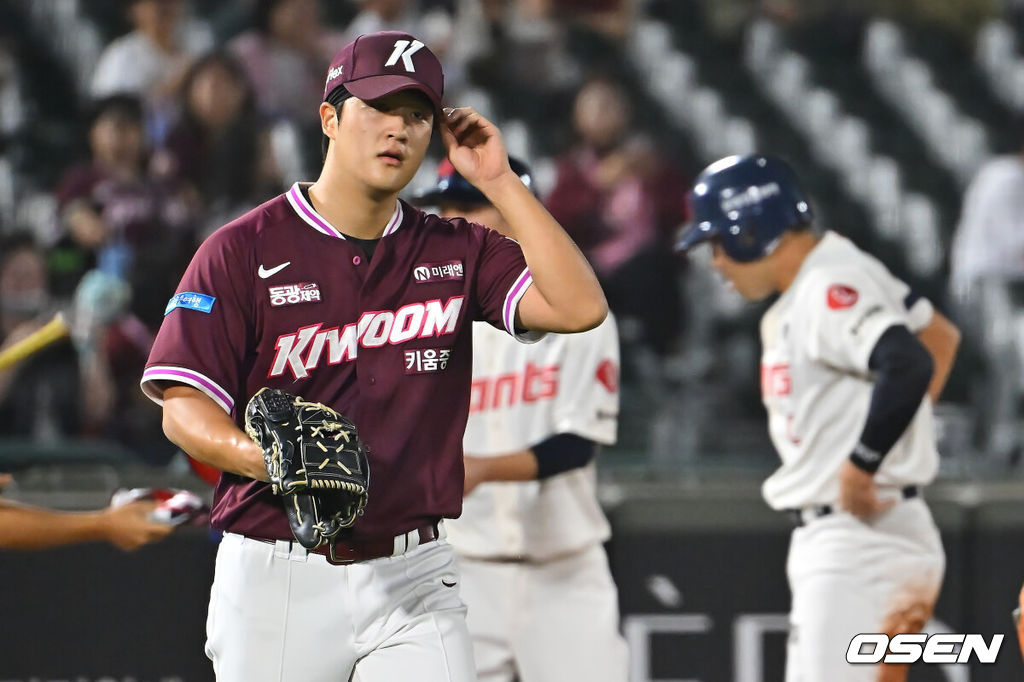 29일 부산 사직야구장에서 2026 신한 SOL KBO 리그 롯데 자이언츠와 키움 히어로즈의 경기가 열렸다. 홈팀 롯데는 박세웅이, 방문팀 키움은 전준표가 선발 출전했다.키움 히어로즈 전준표가 7회말 1사 1루 롯데 자이언츠 전준우에게 우익수 오른쪽 1타점 2루타와 우익수 포구 실책에 3루까지 진루시킨 후 아쉬워하고 있다. 2026.09.29 / foto0307@osen.co.kr
