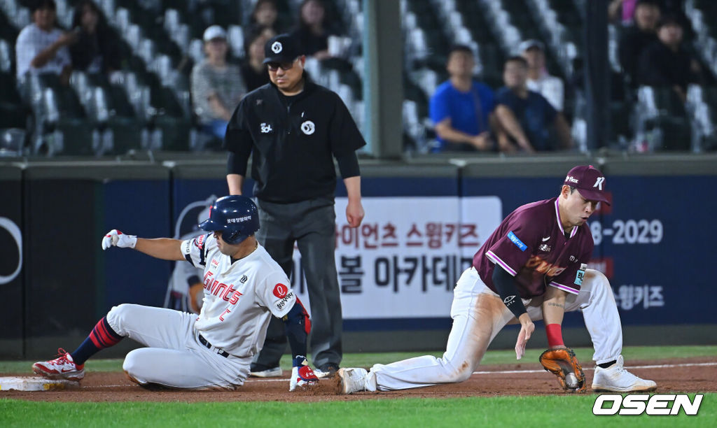 29일 부산 사직야구장에서 2026 신한 SOL KBO 리그 롯데 자이언츠와 키움 히어로즈의 경기가 열렸다. 홈팀 롯데는 박세웅이, 방문팀 키움은 전준표가 선발 출전했다.롯데 자이언츠 전준우가 7회말 1사 1루 우익수 오른쪽 1타점 2루타를 치고 우익수 포구 실책에 3루까지 진루하고 있다. 2026.09.29 / foto0307@osen.co.kr