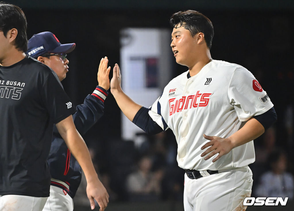29일 부산 사직야구장에서 2026 신한 SOL KBO 리그 롯데 자이언츠와 키움 히어로즈의 경기가 열렸다. 홈팀 롯데는 박세웅이, 방문팀 키움은 전준표가 선발 출전했다.롯데 자이언츠 김태형 감독이 키움 히어로즈에 4-2로 승리한 후 한동희와 하이파이브를 하고 있다. 2026.09.29 / foto0307@osen.co.kr
