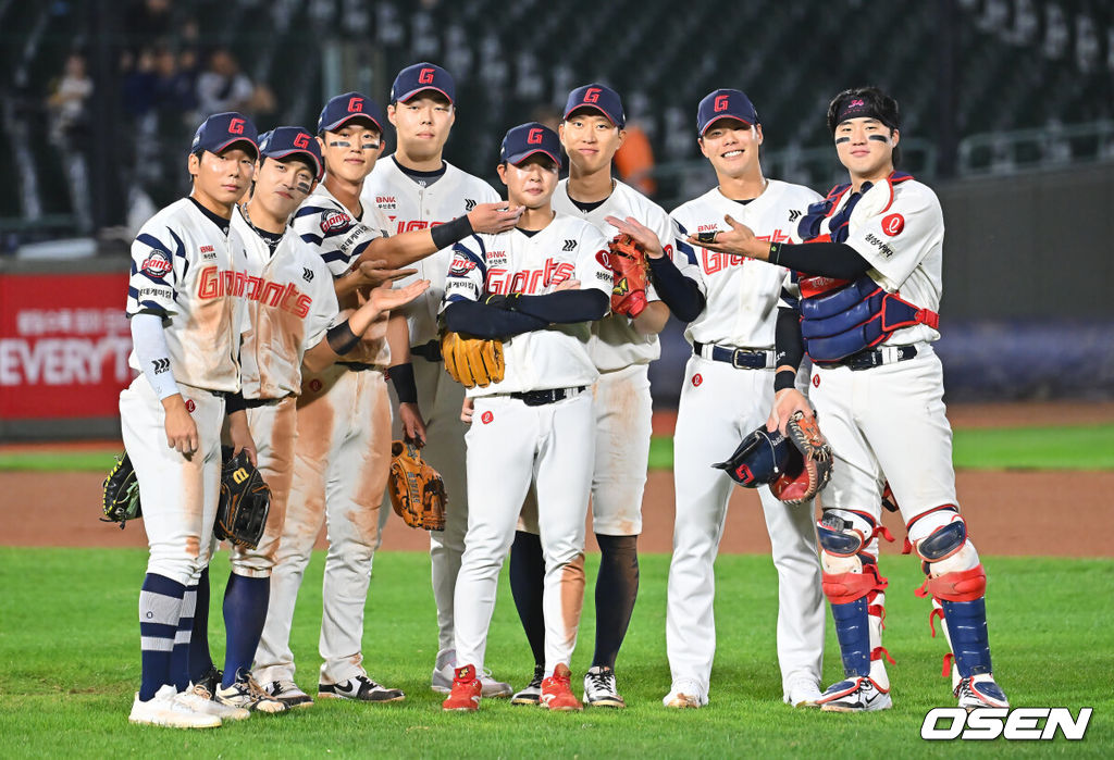 29일 부산 사직야구장에서 2026 신한 SOL KBO 리그 롯데 자이언츠와 키움 히어로즈의 경기가 열렸다. 홈팀 롯데는 박세웅이, 방문팀 키움은 전준표가 선발 출전했다.롯데 자이언츠 선수들이 키움 히어로즈에 4-2로 승리한 후 기념촬영을 하고 있다. 2026.09.29 / foto0307@osen.co.kr