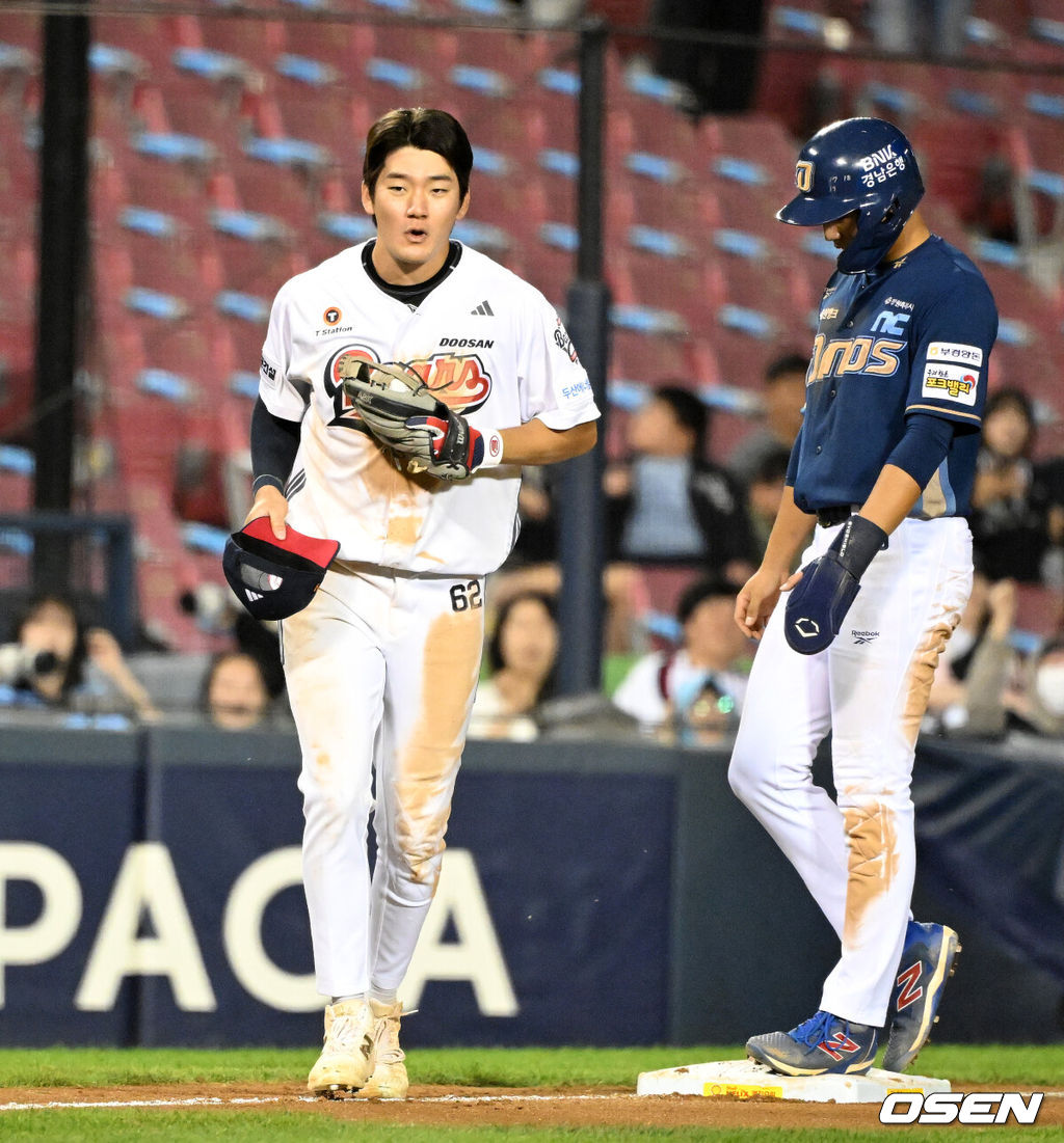 두산은 29일 잠실야구장에서 열린 NC와 경기에서 5-2로 승리했다.두산은 이날 승리로 68승 5무 63패가 되며 5위를 지켰다. NC는 2연패에 빠졌다.9회초 2사 만루에서 두산 안재석이 NC 천재환을 플라이로 처리하고 있다. 2026.09.29 /sunday@osen.co.kr