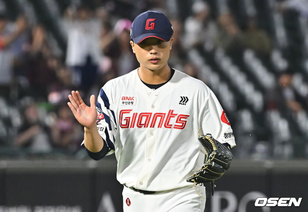 29일 부산 사직야구장에서 2026 신한 SOL KBO 리그 롯데 자이언츠와 키움 히어로즈의 경기가 열렸다. 홈팀 롯데는 박세웅이, 방문팀 키움은 전준표가 선발 출전했다.롯데 자이언츠 박정민이 6회초 2사 만루 키움 히어로즈 권혁빈을 유격수 앞 땅볼로 잡고 기뻐하고 있다. 2026.09.29 / foto0307@osen.co.kr