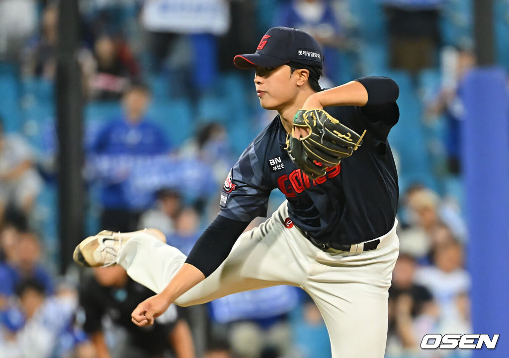 15일 대구삼성라이온즈파크에서 2026 신한 SOL KBO 리그 삼성 라이온즈와 롯데 자이언츠의 경기가 열렸다. 홈팀 삼성은 원태인이, 방문팀 롯데는 박세웅이 선발 출전했다. 롯데 자이언츠 박정민이 역투하고 있다. 2026.09.15 / foto0307@osen.co.kr