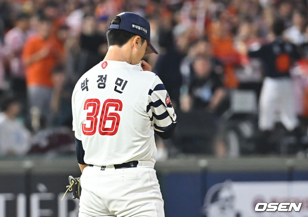 5일 부산 사직야구장에서 2026 신한 SOL KBO 리그 롯데 자이언츠와 한화 이글스의 경기가 열렸다. 홈팀 롯데는 나균안이, 방문팀 한화는 황준서가 선발 출전했다.롯데 자이언츠 박정민이 7회초 1사 1루 한화 이글스 심우준에게 좌월 2점 홈런을 맞고 아쉬워하고 있다. 2026.09.05 / foto0307@osen.co.kr