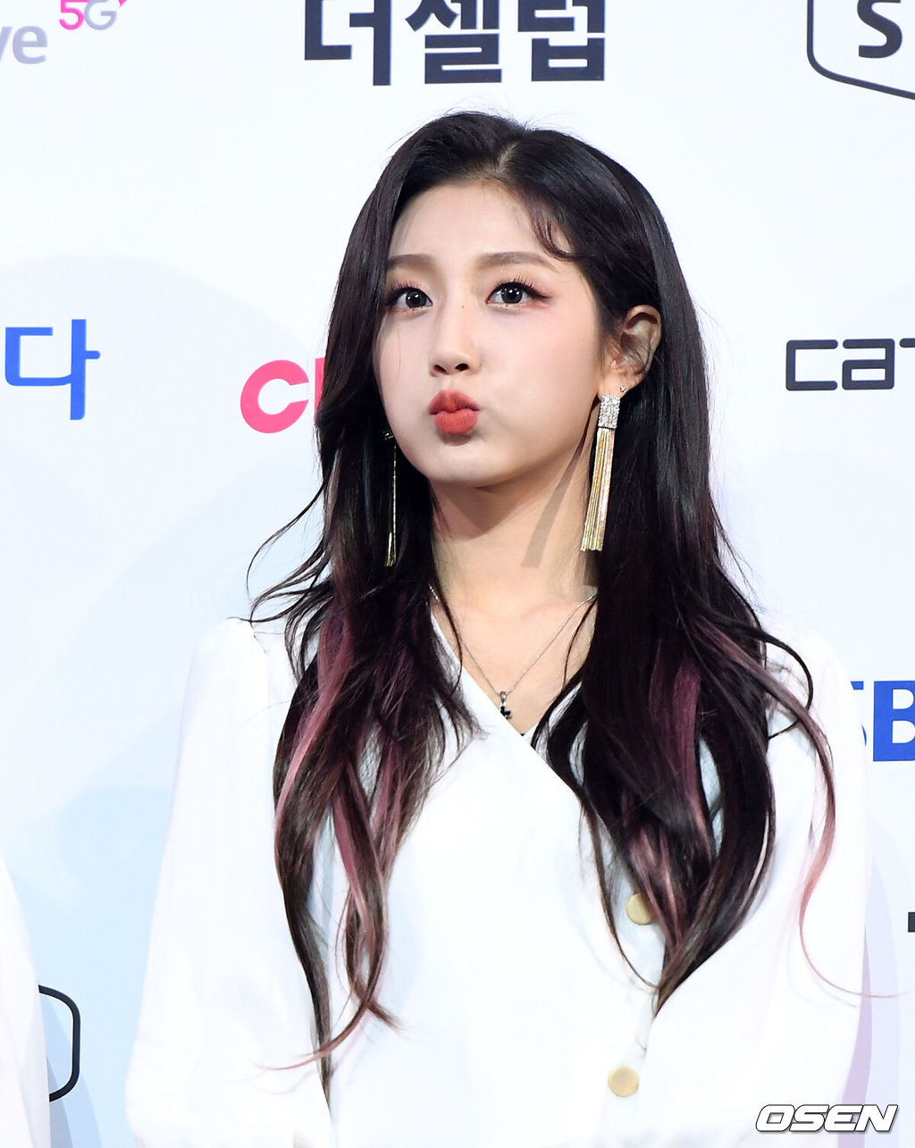 23일 오후 서울 송파구 올림픽공원 올림픽홀에서 ‘2019 소리바다(SOBA) 베스트 케이뮤직 어워즈’ 2일차 블루카펫 포토월 행사가 진행됐다.걸그룹 러블리즈 정예인이 입장하며 포즈를 취하고 있다./sunday@osen.co.kr