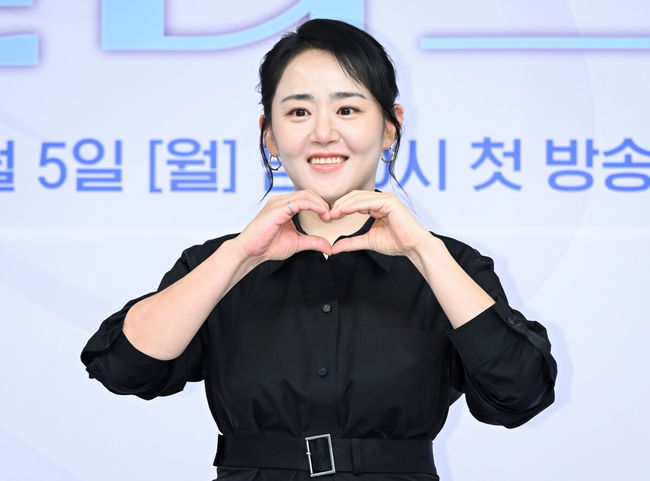 SBS 오디션 프로젝트 ‘우리들의 발라드2’ 제작발표회가 30일 서울 양천구 목동 SBS에서 열렸다.'우리들의 발라드 2'는 대한민국을 발라드 열풍으로 물들였던 '우리들의 발라드'의 두 번째 시즌이다. 문근영이 포즈를 취하고 있다. 2026.09.30 /cej@osen.co.kr