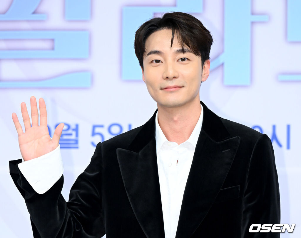 SBS 오디션 프로젝트 ‘우리들의 발라드2’ 제작발표회가 30일 서울 양천구 목동 SBS에서 열렸다.'우리들의 발라드 2'는 대한민국을 발라드 열풍으로 물들였던 '우리들의 발라드'의 두 번째 시즌이다. 로이킴이 포즈를 취하고 있다. 2026.09.29 /cej@osen.co.kr