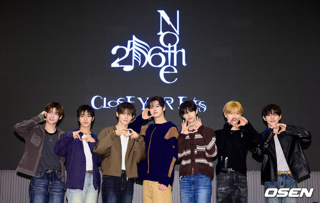 그룹 클로즈 유어 아이즈(CLOSE YOUR EYES)의 네 번째 미니 앨범 '256th Note' 발매 기념 기자간담회가 30일 서울 서초구 잠원동 더 리버사이드호텔에서 열렸다.'256th Note’는 클로즈 유어 아이즈 특유의 순수하고 담백한 감수성을 바탕으로, 클로즈 유어 아이즈의 음악적 고민과 성장을 섬세하게 담아낸 앨범이다.클로즈 유어 아이즈가 포토타임을 하고 있다. 2026.09.30 / jpnews@osen.co.kr