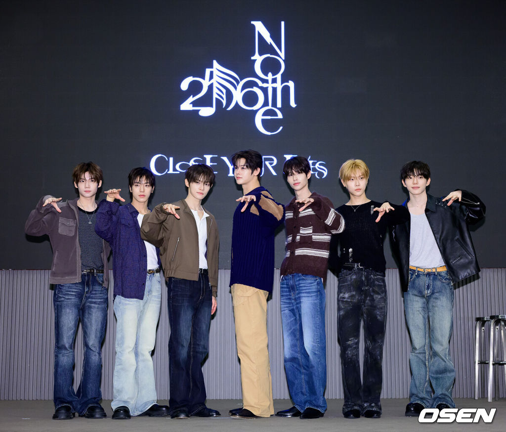 그룹 클로즈 유어 아이즈(CLOSE YOUR EYES)의 네 번째 미니 앨범 '256th Note' 발매 기념 기자간담회가 30일 서울 서초구 잠원동 더 리버사이드호텔에서 열렸다.'256th Note’는 클로즈 유어 아이즈 특유의 순수하고 담백한 감수성을 바탕으로, 클로즈 유어 아이즈의 음악적 고민과 성장을 섬세하게 담아낸 앨범이다.클로즈 유어 아이즈가 포토타임을 하고 있다. 2026.09.30 / jpnews@osen.co.kr