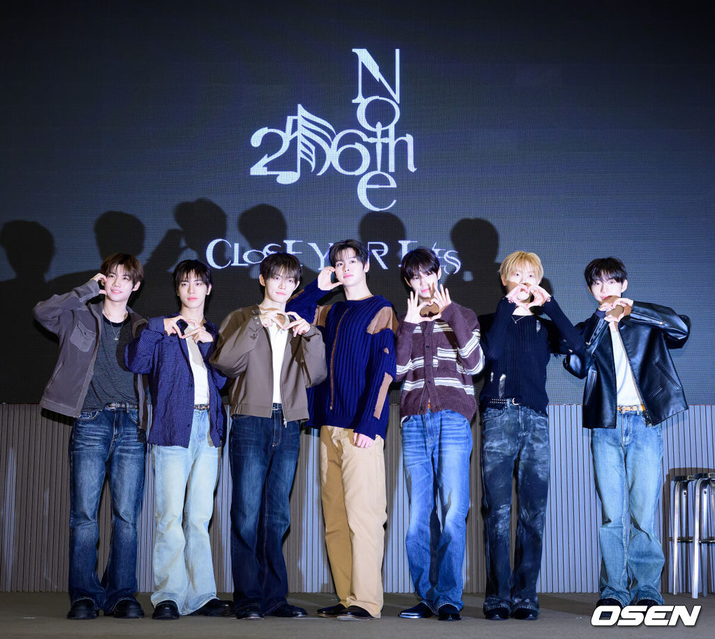 그룹 클로즈 유어 아이즈(CLOSE YOUR EYES)의 네 번째 미니 앨범 '256th Note' 발매 기념 기자간담회가 30일 서울 서초구 잠원동 더 리버사이드호텔에서 열렸다.'256th Note’는 클로즈 유어 아이즈 특유의 순수하고 담백한 감수성을 바탕으로, 클로즈 유어 아이즈의 음악적 고민과 성장을 섬세하게 담아낸 앨범이다.클로즈 유어 아이즈가 포토타임을 하고 있다. 2026.09.30 / jpnews@osen.co.kr