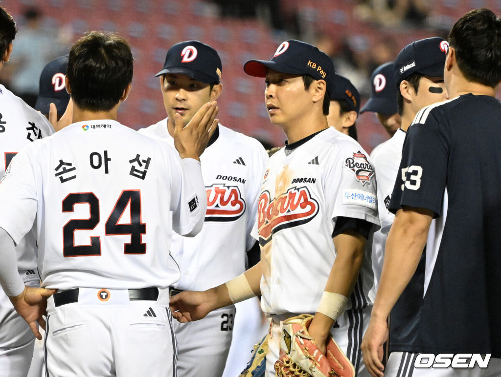 두산은 29일 잠실야구장에서 열린 NC와 경기에서 5-2로 승리했다.두산은 이날 승리로 68승 5무 63패가 되며 5위를 지켰다. NC는 2연패에 빠졌다.경기 종료 후 두산 정수빈이 동료들과 승리의 기쁨을 나누고 있다. 2026.09.29 /sunday@osen.co.kr