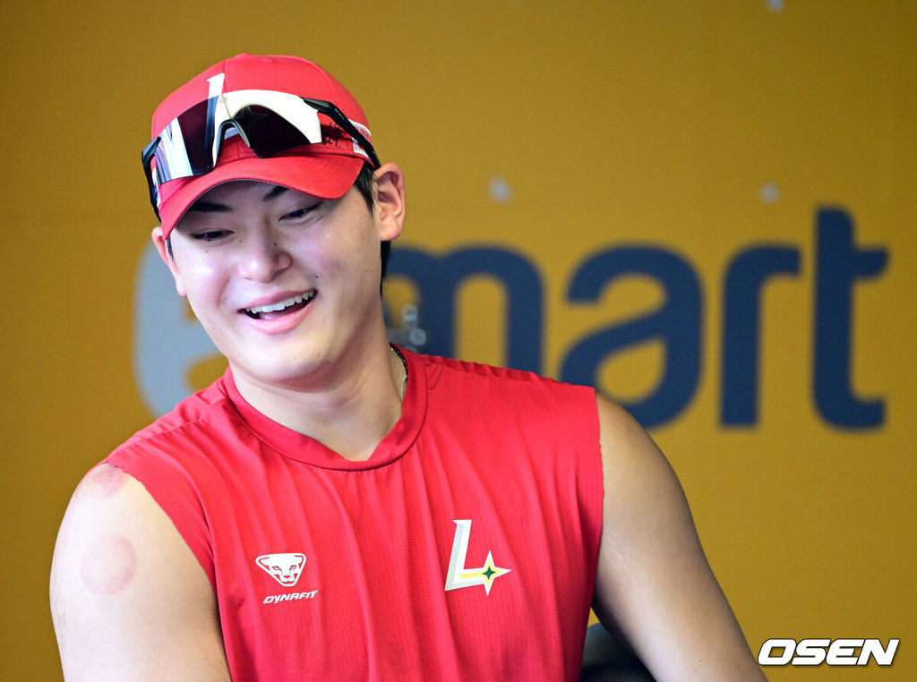 5일 인천 SSG랜더스필드에서 ‘2026 신한은행 SOL Bank KBO리그’ SSG 랜더스와 두산 베어스의 경기가 열렸다.SSG은 김민준, 두산은 최민석을 선발로 내세웠다.SSG 조병현이 훈련을 마치고 동료선수들과 이야기를 나누고 있다. 2026.09.05 / jpnews@osen.co.kr