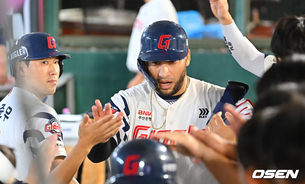 29일 부산 사직야구장에서 2026 신한 SOL KBO 리그 롯데 자이언츠와 키움 히어로즈의 경기가 열렸다. 홈팀 롯데는 박세웅이, 방문팀 키움은 전준표가 선발 출전했다.롯데 자이언츠 레이예스가 4회말 무사 1루 한동희의 우월 2점 홈런때 득점을 올리고 하이파이브를 하고 있다. 2026.09.29 / foto0307@osen.co.kr