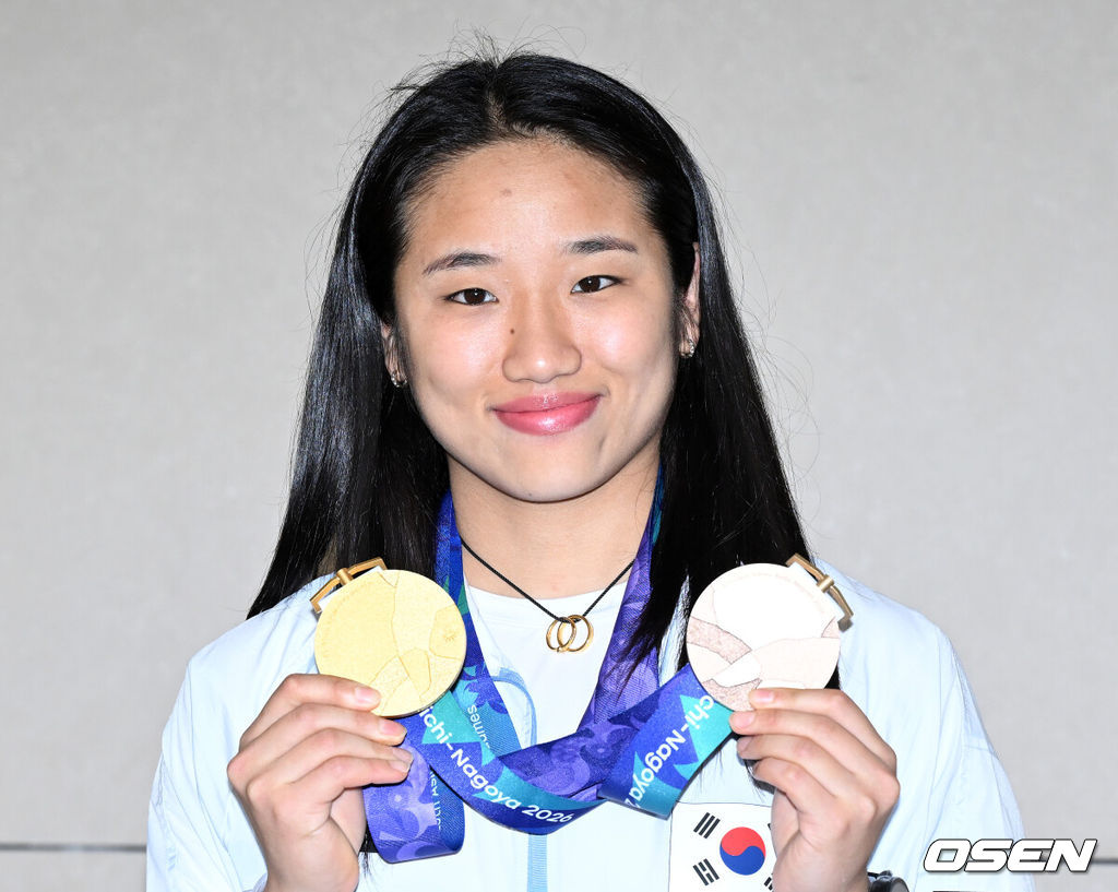 2026 아이치-나고야 아시안게임에 참가한 대한민국 배드민턴 대표팀이 30일 인천국제공항을 통해 입국했다.10월 4일까지 45개국·난민팀 등 1만여 명의 선수단이 469개 금메달을 놓고 격돌하는 아시안게임에 참가한 대한민국 선수단은 41개 종목에 1,051명의 선수를 파견해 금메달 40개 이상을 목표로 하고 있다.배드민턴 안세영이 메달을 걸고 포즈를 취하고 있다. 2026.09.30 /sunday@osen.co.kr