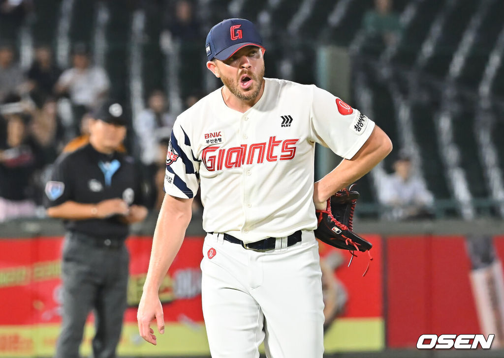 10일 부산 사직야구장에서 2026 신한 SOL KBO 리그 롯데 자이언츠와 KT 위즈의 경기가 열렸다. 홈팀 롯데는 비슬리가, 방문팀 KT는 배제성이 선발 출전했다.롯데 자이언츠 선발 투수 비슬리가 5회초 교체되고 있다. 2026.09.10 / foto0307@osen.co.kr