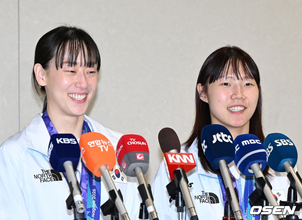 2026 아이치-나고야 아시안게임에 참가한 대한민국 배드민턴 대표팀이 30일 인천국제공항을 통해 입국했다.10월 4일까지 45개국·난민팀 등 1만여 명의 선수단이 469개 금메달을 놓고 격돌하는 아시안게임에 참가한 대한민국 선수단은 41개 종목에 1,051명의 선수를 파견해 금메달 40개 이상을 목표로 하고 있다.배드민턴 백하나, 이소희가 인터뷰를 하고 있다. 2026.09.30 /sunday@osen.co.kr