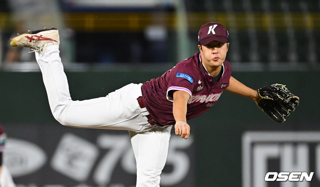 29일 부산 사직야구장에서 2026 신한 SOL KBO 리그 롯데 자이언츠와 키움 히어로즈의 경기가 열렸다. 홈팀 롯데는 박세웅이, 방문팀 키움은 전준표가 선발 출전했다.키움 히어로즈 선발 투수 전준표가 역투하고 있다. 2026.09.29 / foto0307@osen.co.kr