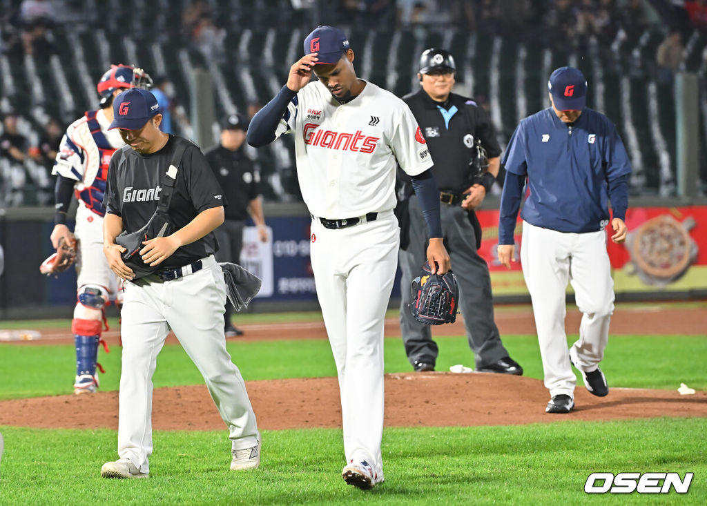 30일 부산 사직야구장에서 2026 신한 SOL KBO 리그 롯데 자이언츠와 키움 히어로즈의 경기가 열렸다. 홈팀 롯데는 로드리게스가, 방문팀 키움은 김성진이 선발 출전했다.롯데 자이언츠 선발 투수 로드리게스가 4회초 교체되고 있다. 2026.09.30 / foto0307@osen.co.kr