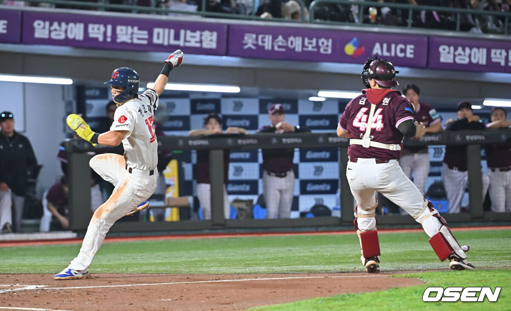 30일 부산 사직야구장에서 2026 신한 SOL KBO 리그 롯데 자이언츠와 키움 히어로즈의 경기가 열렸다. 홈팀 롯데는 로드리게스가, 방문팀 키움은 김성진이 선발 출전했다.롯데 자이언츠 전민재가 2회말 2사 1,2루 손성빈의 2루수 오른쪽 내야 안타때 홈으로 쇄도, 득점을 올리고 있다. 2026.09.30 / foto0307@osen.co.kr