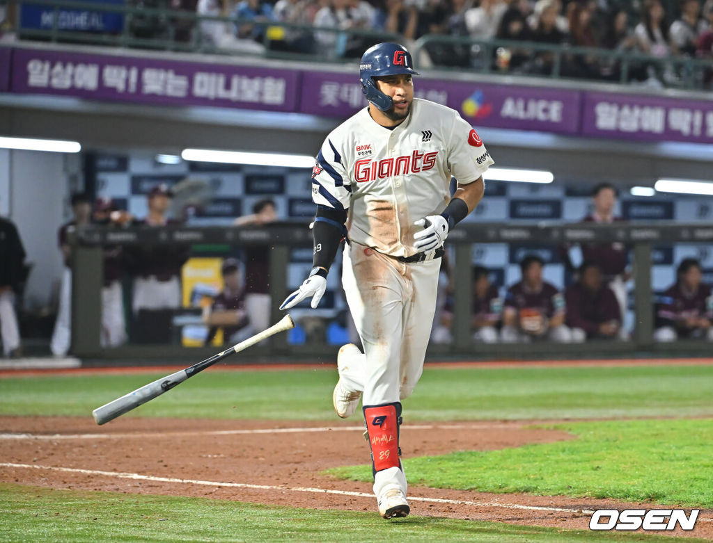 30일 부산 사직야구장에서 2026 신한 SOL KBO 리그 롯데 자이언츠와 키움 히어로즈의 경기가 열렸다. 홈팀 롯데는 로드리게스가, 방문팀 키움은 김성진이 선발 출전했다.롯데 자이언츠 레이예스가 4회말 2사 2루 우익수 앞 1타점 안타를 치고 있다. 2026.09.30 / foto0307@osen.co.kr