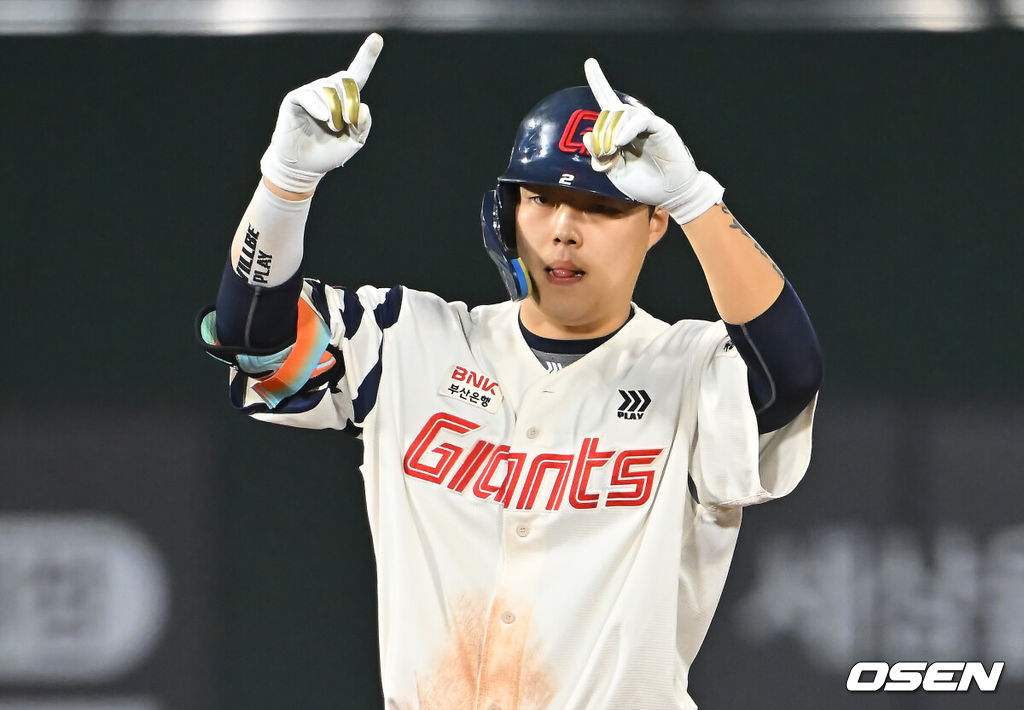 30일 부산 사직야구장에서 2026 신한 SOL KBO 리그 롯데 자이언츠와 키움 히어로즈의 경기가 열렸다. 홈팀 롯데는 로드리게스가, 방문팀 키움은 김성진이 선발 출전했다.롯데 자이언츠 고승민이 7회말 1사 1,2루 우익수 오른쪽 1타점 2루타를 치고 세리머니를 하고 있다. 2026.09.30 / foto0307@osen.co.kr