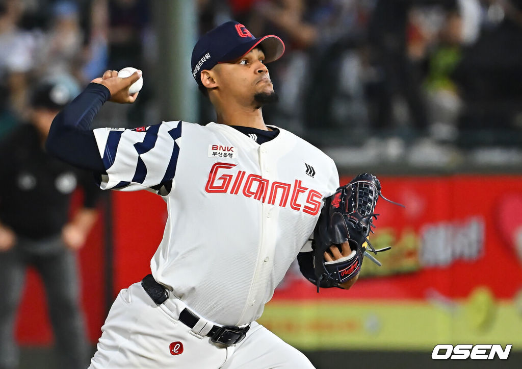 30일 부산 사직야구장에서 2026 신한 SOL KBO 리그 롯데 자이언츠와 키움 히어로즈의 경기가 열렸다. 홈팀 롯데는 로드리게스가, 방문팀 키움은 김성진이 선발 출전했다.롯데 자이언츠 선발 투수 로드리게스가 역투하고 있다. 2026.09.30 / foto0307@osen.co.kr