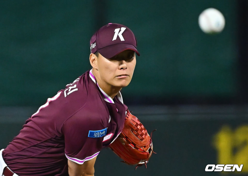 30일 부산 사직야구장에서 2026 신한 SOL KBO 리그 롯데 자이언츠와 키움 히어로즈의 경기가 열렸다. 홈팀 롯데는 로드리게스가, 방문팀 키움은 김성진이 선발 출전했다.키움 히어로즈 선발 투수 김성진이 역투하고 있다. 2026.09.30 / foto0307@osen.co.kr