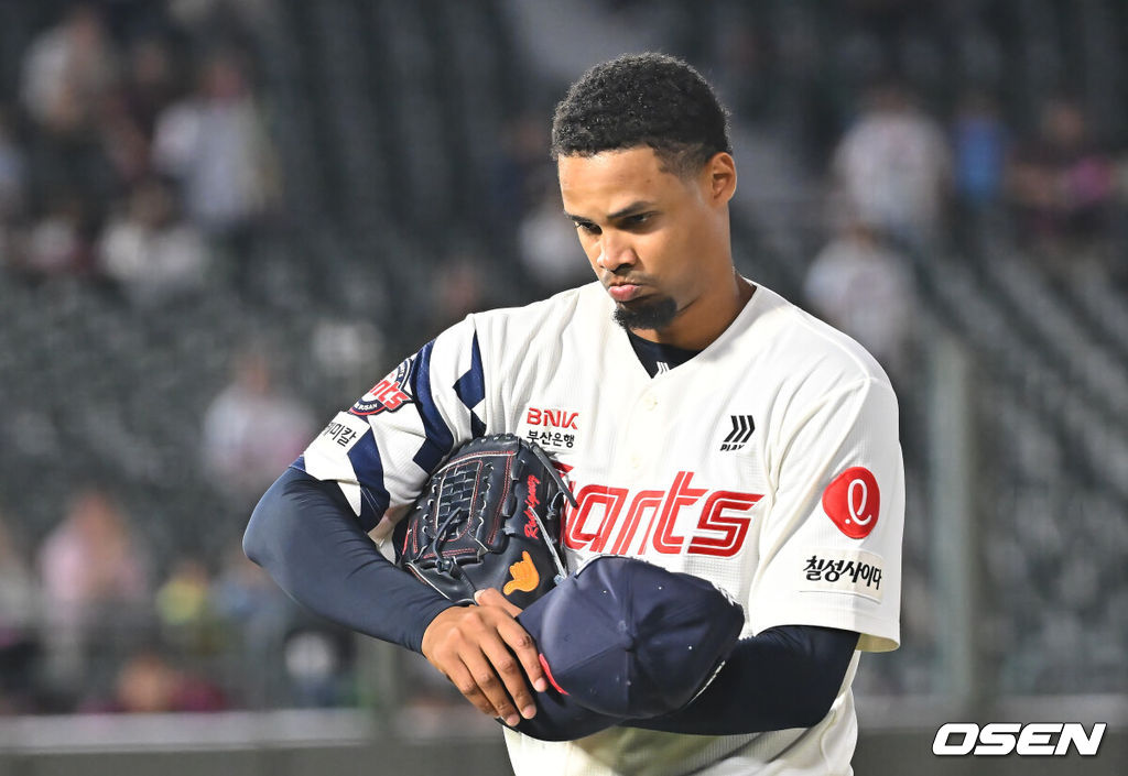 30일 부산 사직야구장에서 2026 신한 SOL KBO 리그 롯데 자이언츠와 키움 히어로즈의 경기가 열렸다. 홈팀 롯데는 로드리게스가, 방문팀 키움은 김성진이 선발 출전했다.롯데 자이언츠 선발 투수 로드리게스가 4회초 교체되고 있다. 2026.09.30 / foto0307@osen.co.kr