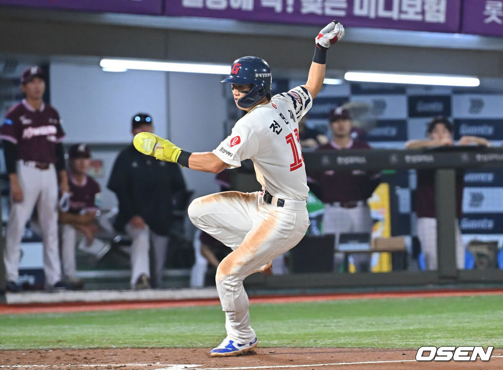 30일 부산 사직야구장에서 2026 신한 SOL KBO 리그 롯데 자이언츠와 키움 히어로즈의 경기가 열렸다. 홈팀 롯데는 로드리게스가, 방문팀 키움은 김성진이 선발 출전했다.롯데 자이언츠 전민재가 2회말 2사 1,2루 손성빈의 2루수 오른쪽 내야 안타때 홈으로 쇄도, 득점을 올리고 있다. 2026.09.30 / foto0307@osen.co.kr