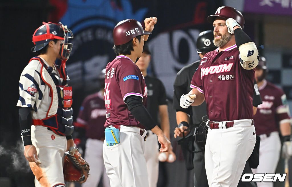 30일 부산 사직야구장에서 2026 신한 SOL KBO 리그 롯데 자이언츠와 키움 히어로즈의 경기가 열렸다. 홈팀 롯데는 로드리게스가, 방문팀 키움은 김성진이 선발 출전했다.키움 히어로즈 데이비슨이 5회초 1사 1루 좌월 2점 홈런을 치고 하이파이브를 하고 있다. 2026.09.30 / foto0307@osen.co.kr