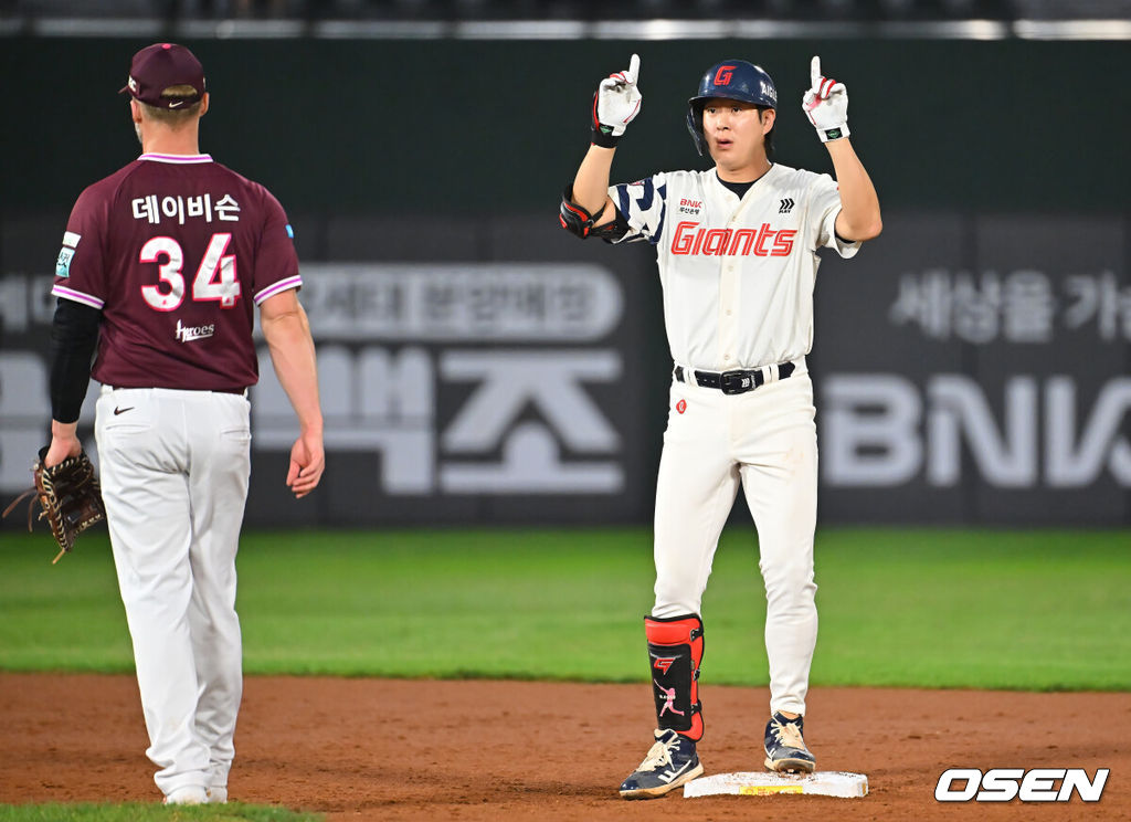 30일 부산 사직야구장에서 2026 신한 SOL KBO 리그 롯데 자이언츠와 키움 히어로즈의 경기가 열렸다. 홈팀 롯데는 로드리게스가, 방문팀 키움은 김성진이 선발 출전했다.롯데 자이언츠 나승엽이 3회말 무사 좌중간 2루타를 치고 세리머니를 하고 있다. 2026.09.30 / foto0307@osen.co.kr