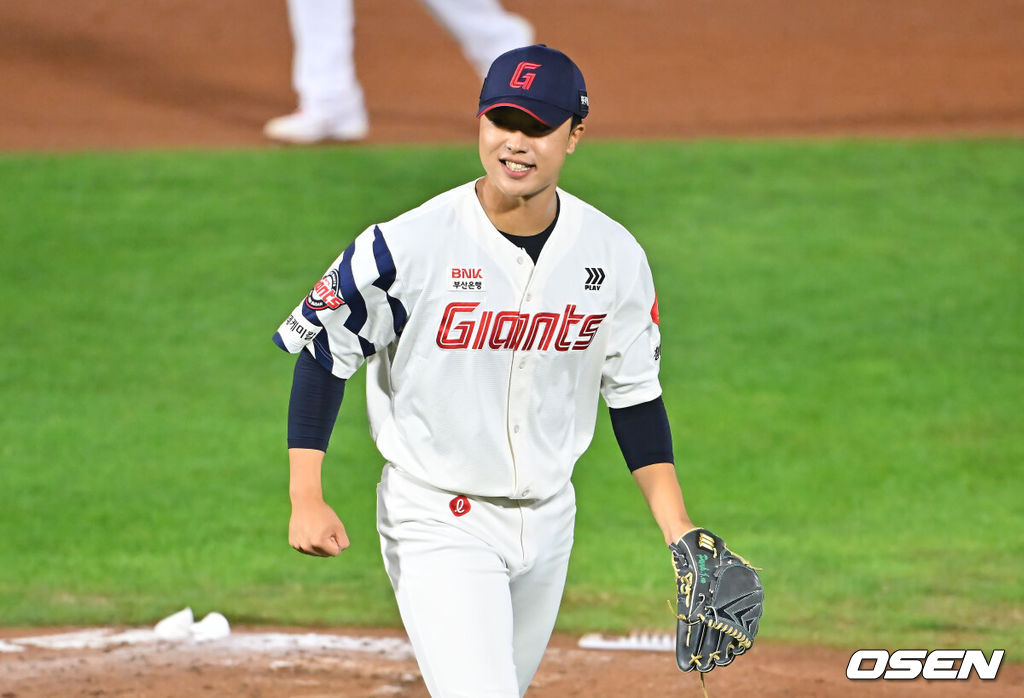 30일 부산 사직야구장에서 2026 신한 SOL KBO 리그 롯데 자이언츠와 키움 히어로즈의 경기가 열렸다. 홈팀 롯데는 로드리게스가, 방문팀 키움은 김성진이 선발 출전했다.롯데 자이언츠 박정민이 7회초 2사 2,3루 키움 히어로즈 김웅빈을 삼진으로 잡고 주먹을 불끈 쥐고 있다. 2026.09.30 / foto0307@osen.co.kr