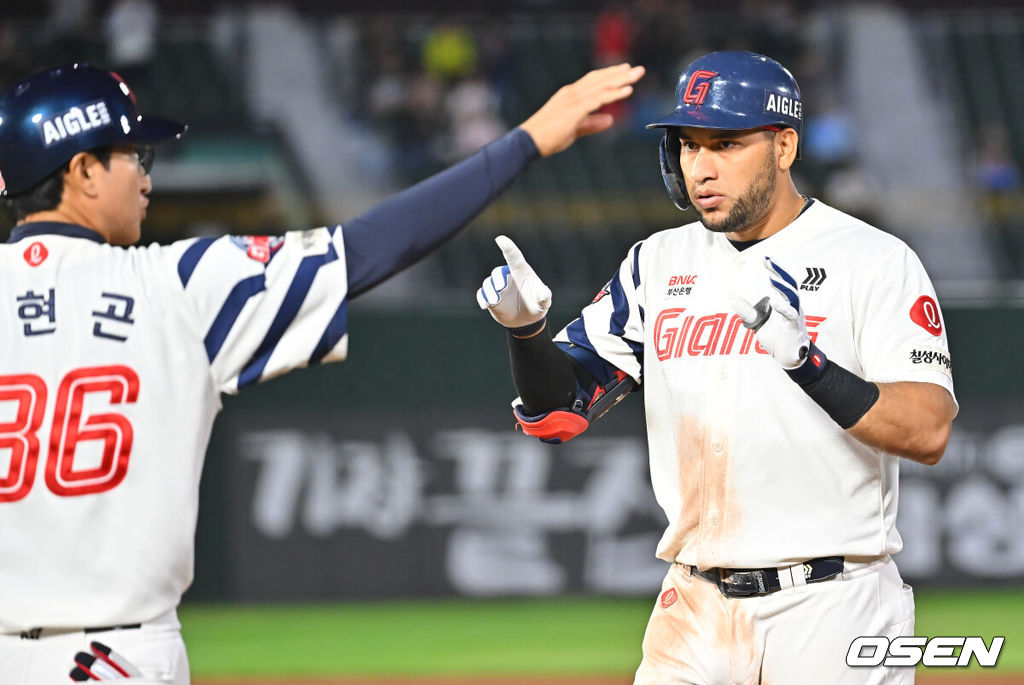 30일 부산 사직야구장에서 2026 신한 SOL KBO 리그 롯데 자이언츠와 키움 히어로즈의 경기가 열렸다. 홈팀 롯데는 로드리게스가, 방문팀 키움은 김성진이 선발 출전했다.롯데 자이언츠 레이예스가 8회말 2사 3루 우중간 1타점 안타를 치고 세리머니를 하고 있다. 2026.09.30 / foto0307@osen.co.kr