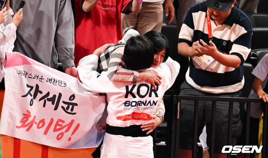  장세윤이 골든스코어 끝에 한국 유도 첫 메달을 땄다.장세윤은 30일 일본 나고야 아이치 인터내셔널 아레나에서 열린 2026년 아이치·나고야 아시안게임 유도 여자 52㎏급 결승에서 시타 카담보예바(우즈베키스탄)에 연장 끝에 세번째 지도를 받으며 반칙패로 졌다.시상식 후 장시윤이 어머니와 포옹을 하고 있다. 2026.09.30 /  soul1014@osen.co.kr