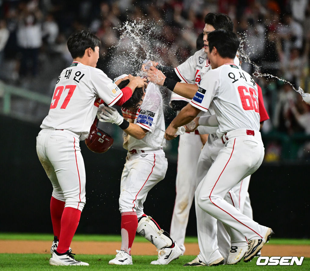프로야구 SSG 랜더스가 LG 트윈스에 끝내기 승리를 거뒀다. SSG는 30일 인천 SSG랜더스필드에서 열린 2026 KBO리그 LG와 경기에서 3-0으로 뒤진 9회말 4점을 뽑아 짜릿한 4-3 끝내기로 승리했다. SSG 정준재가 끝내기 적시타를 날린 뒤 축하를 받고 있다. 2026.09.30 /cej@osen.co.kr
