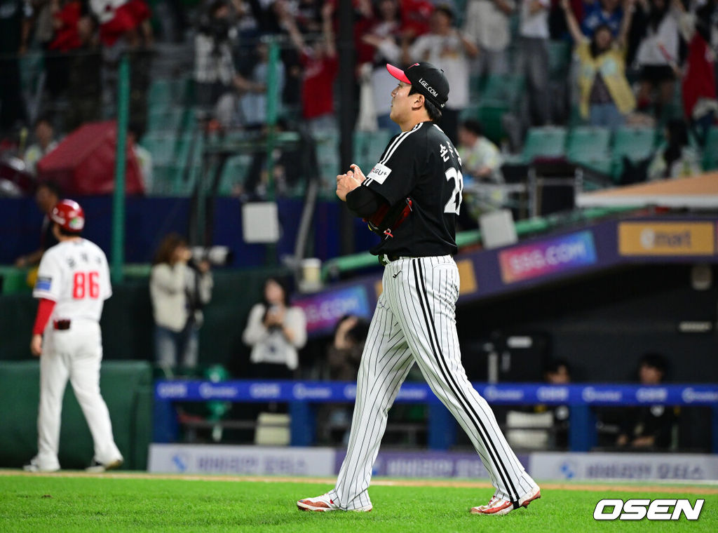 30일 인천 SSG랜더스필드에서 ‘2026 신한은행 SOL Bank KBO리그’ SSG 랜더스와 LG 트윈스의 경기가 열렸다.이날 SSG는 김건우, LG는 박시원을 선발투수로 내세웠다.9회말 2사 1,3루에서 LG 손주영이 폭투로 SSG 최지훈에게 동점 득점을 허용한 뒤 아쉬워하고있다. 2026.09.30 /cej@osen.co.kr
