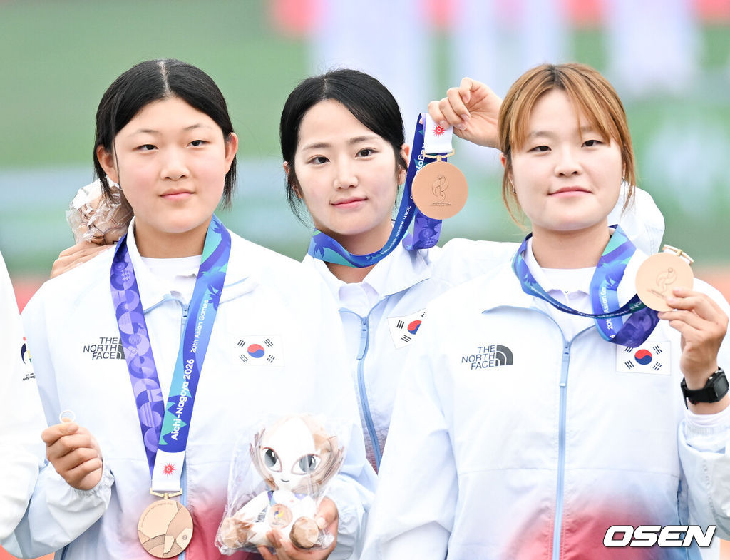 박예린, 박정윤,강연서가 출전한 한국 여자 컴파운드 대표팀이 양궁 첫 메달을 수확했다. 여자 컴파운드 대표팀은 30일 일본 아이치현 오카자키 중앙종합공원 다목적광장에서 열린 대회 양궁 컴파운드 여자 단체전 동메달 결정전에서 대만을 229-228로 꺾었다.동메달을 획득한 여자 양궁 컴파운드 대표팀 강연서, 박정윤, 박예린이 포즈를 취하고 있다.   2026.09.30 /  soul1014@osen.co.kr