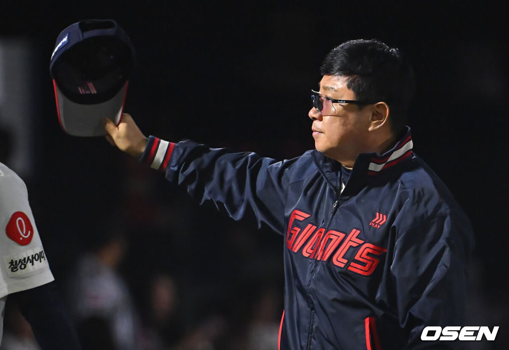 30일 부산 사직야구장에서 2026 신한 SOL KBO 리그 롯데 자이언츠와 키움 히어로즈의 경기가 열렸다. 홈팀 롯데는 로드리게스가, 방문팀 키움은 김성진이 선발 출전했다.롯데 자이언츠 김태형 감독이 키움 히어로즈에 8-6으로 승리한 후 팬들에게 감사 인사를 하고 있다. 2026.09.30 / foto0307@osen.co.kr