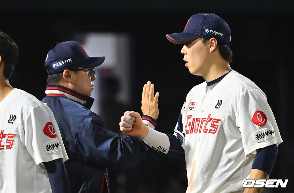 30일 부산 사직야구장에서 2026 신한 SOL KBO 리그 롯데 자이언츠와 키움 히어로즈의 경기가 열렸다. 홈팀 롯데는 로드리게스가, 방문팀 키움은 김성진이 선발 출전했다.롯데 자이언츠 김태형 감독이 키움 히어로즈에 8-6으로 승리한 후 고승민과 하이파이브를 하고 있다. 2026.09.30 / foto0307@osen.co.kr