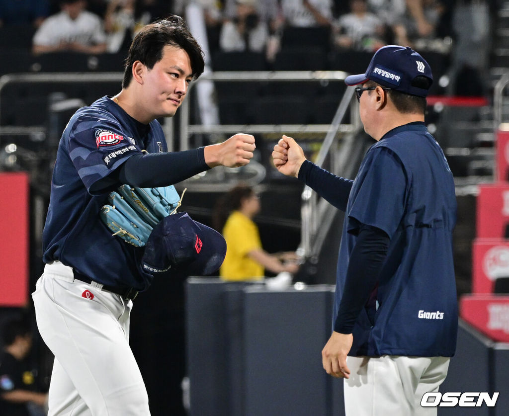 프로야구 롯데 자이언츠가 김진욱의 호투와 한동희의 멀티홈런으로 완승을 기록했다.롯데는 3일 수원KT위즈파크에서 열린 '2026 신한 SOL KBO리그' 정규시즌 KT 위즈와의 맞대결에서 4-0으로 승리를 거뒀다. 이로써 롯데는 전날(2일) 두산전 3-8 완패의 충격을 딛고 다시 승리를 수확했다. 시즌 35승 43패 2무를 마크했다. KT는 2연패로 44승 34패 1무를 기록했다. 3위 자리를 지켰지만 최근 침체된 분위기를 극복하지는 못하고 있다.롯데 김태형 감독이 김원중과 승리를 기뻐하고 있다. 2026.07.03 /cej@osen.co.kr