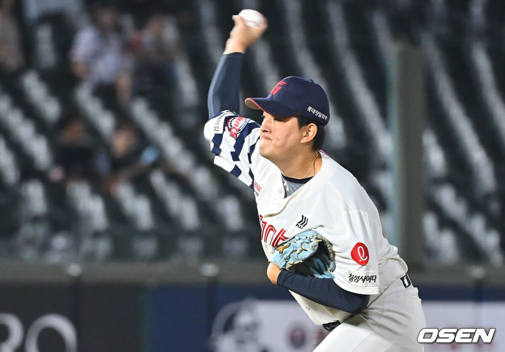 30일 부산 사직야구장에서 2026 신한 SOL KBO 리그 롯데 자이언츠와 키움 히어로즈의 경기가 열렸다. 홈팀 롯데는 로드리게스가, 방문팀 키움은 김성진이 선발 출전했다.롯데 자이언츠 김원중이 역투하고 있다. 2026.09.30 / foto0307@osen.co.kr