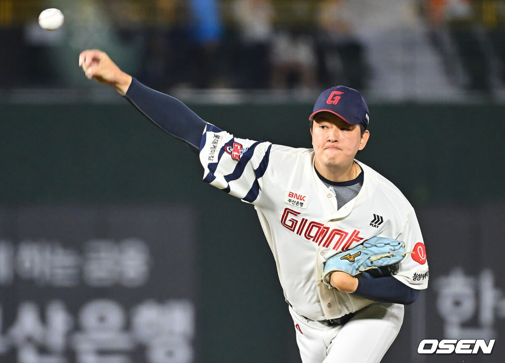 30일 부산 사직야구장에서 2026 신한 SOL KBO 리그 롯데 자이언츠와 키움 히어로즈의 경기가 열렸다. 홈팀 롯데는 로드리게스가, 방문팀 키움은 김성진이 선발 출전했다.롯데 자이언츠 김원중이 역투하고 있다. 2026.09.30 / foto0307@osen.co.kr