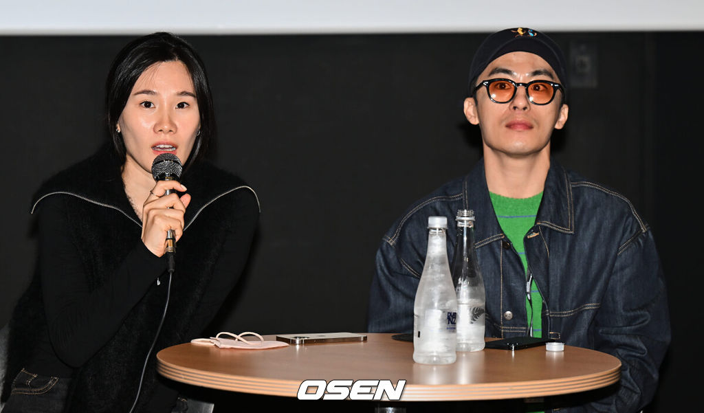 6일 부산 중구 남포동 롯데시네마 대영에서 제27회 부산국제영화제 리퀘스트시네마 ‘이상하고 아름다운 2X9 월드(사람냄새 이효리 · 대리운전 브이로그 · 러브빌런 · 세마리)’의 관객과의 대화(Guest Visit, GV)가 열렸다. 배우 겸 감독 구교환과 이옥섭 감독이 인사를 하고 있다. 2022.10.06 / foto0307@osen.co.kr