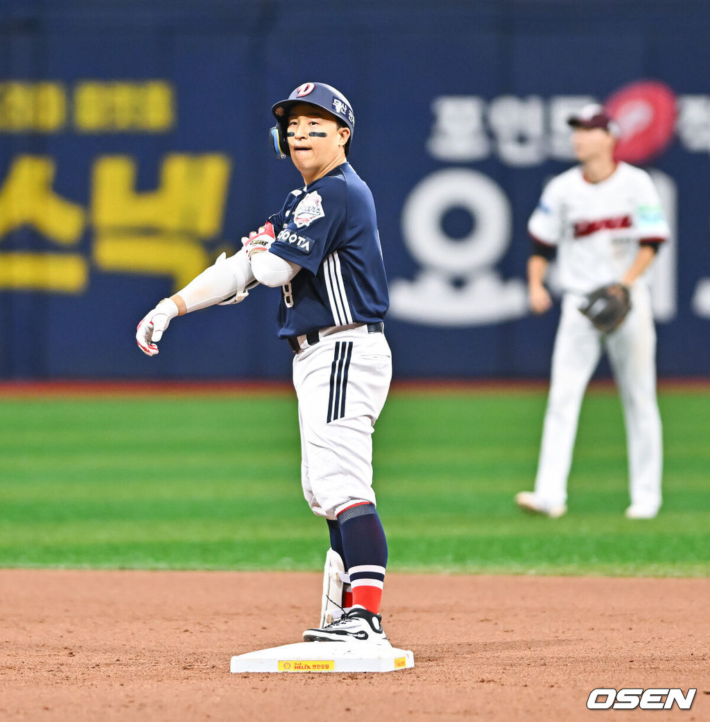 5일 오후 서울 고척스카이돔에서 2026 신한 SOL KBO리그 키움 히어로즈와 두산 베어스의 경기가 열렸다.이날 키움은 김윤하를, 두산은 최민석을 선발투수로 내세웠다.8회초 2사 1루 두산 손아섭이 2루타를 날렸지만 키움 히우라 좌익수의 포구 실책으로 타점이 기록되지 않자 아쉬워하고 있다. .   2026.07.05 / soul1014@osen.co.kr