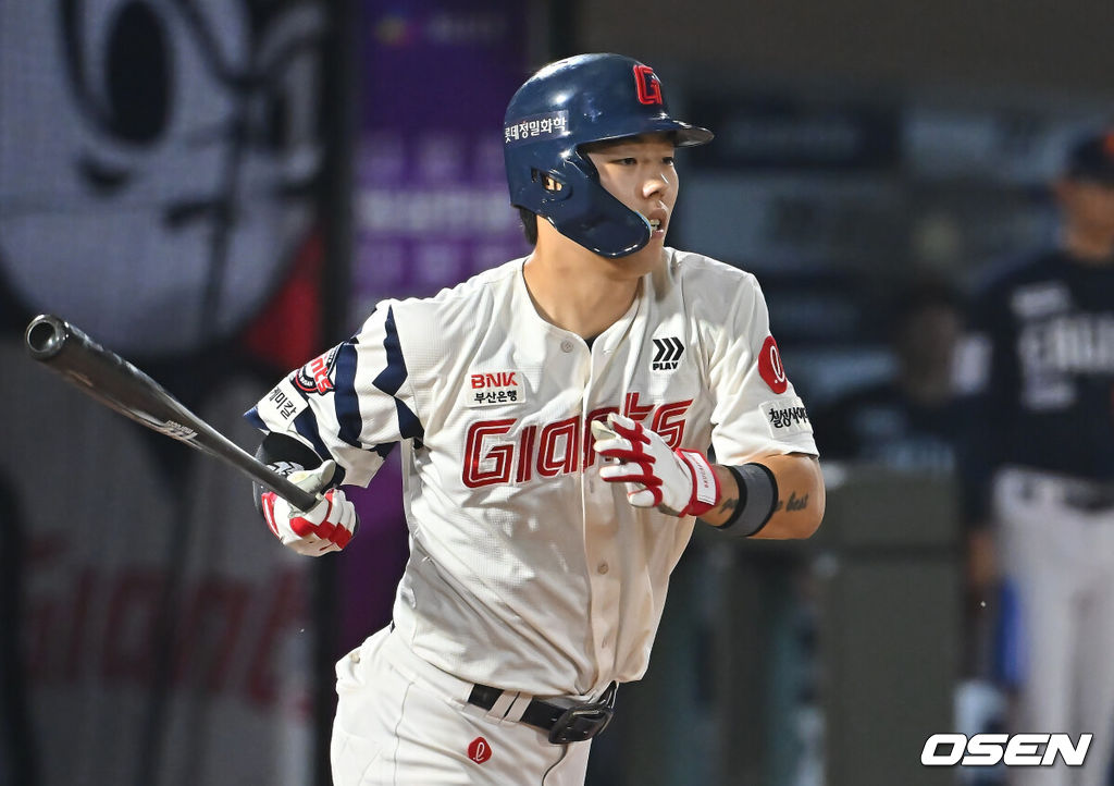 27일 부산 사직야구장에서 2026 신한 SOL KBO 리그 롯데 자이언츠와 한화 이글스의 경기가 열렸다. 홈팀 롯데는 나균안이, 방문팀 한화는 이상규가 선발 출전했다.롯데 자이언츠 고승민이 5회말 무사 1,3루 2루수 앞 땅볼을 치고 있다. 2026.09.27 / foto0307@osen.co.kr